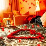 Interior Kamar Tidur Pengantin dengan Bunga Mawar
